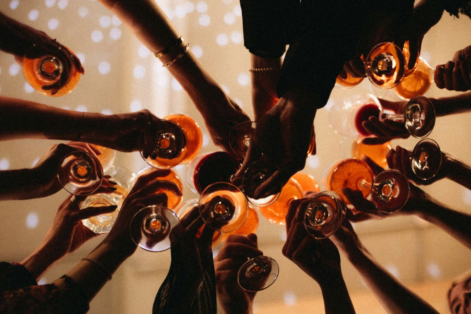 Amis qui trinquent lors d'une soirée